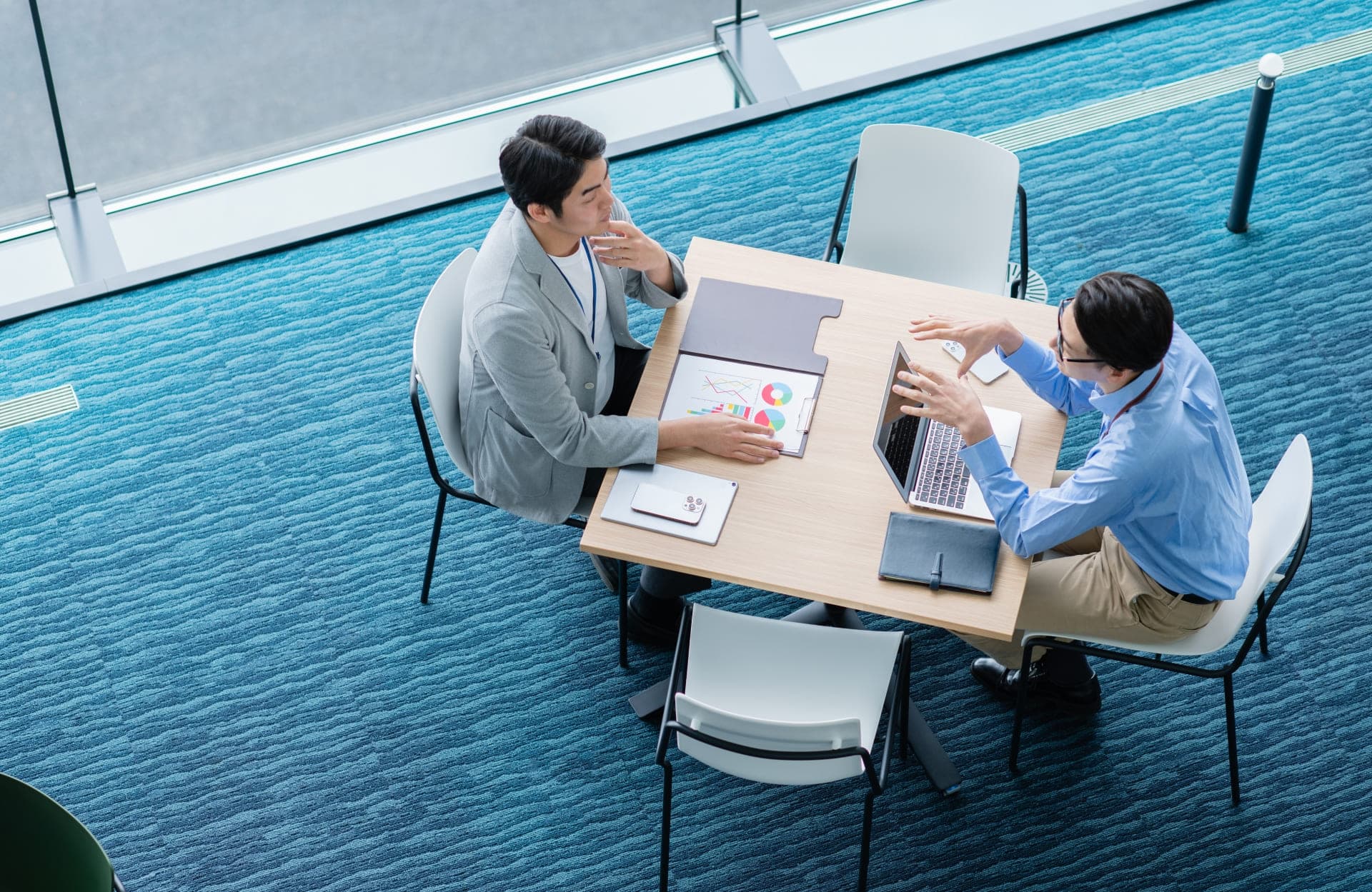 合同会社 FUN のモダンなオフィス環境 - 日本式のワークスペース